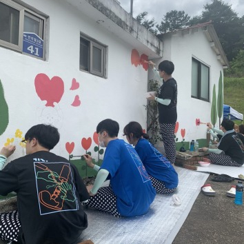 한밭대 학생들이 군산시 깐치멀마을에서 벽화그리기 봉사활동을 하고 있다.