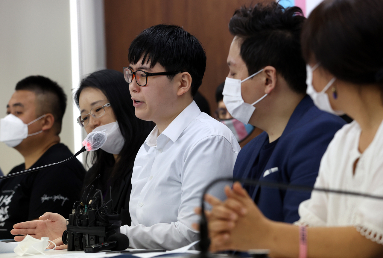 성전환 수술을 받은 뒤 강제 전역 판정을 받은 변희수 전 육군 하사가 11일 오전 서울 종로구 참여연대에서 열린 전역처분 취소 행정소송 관련 기자회견에서 발언하고 있다. [연합]