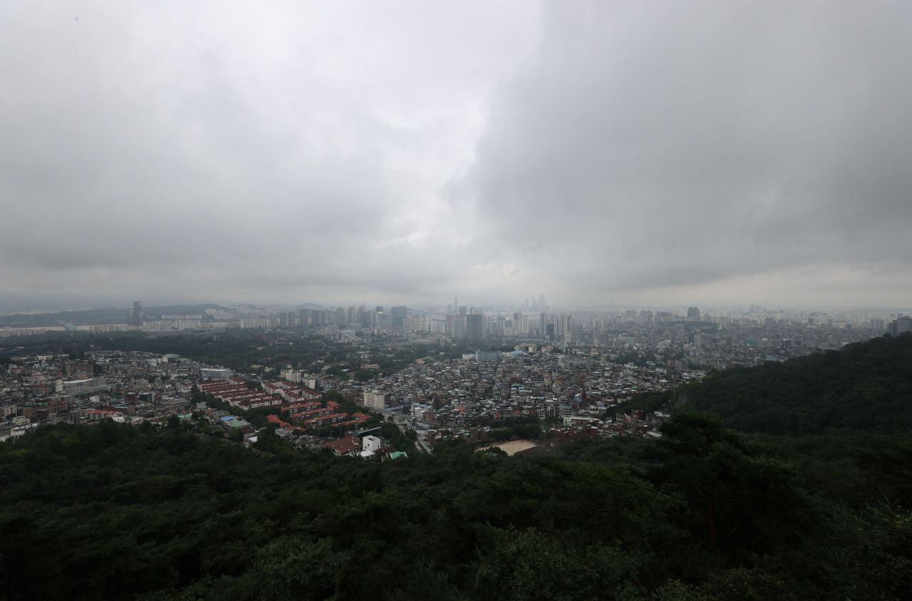 Rain clouds pass through the sky of Jung-gu, central Seoul, on Tuesday as the country undergoes the 49th day of this year's monsoon season, tying the record for South Korea's longest rainy season set in 2013. (Yonhap)