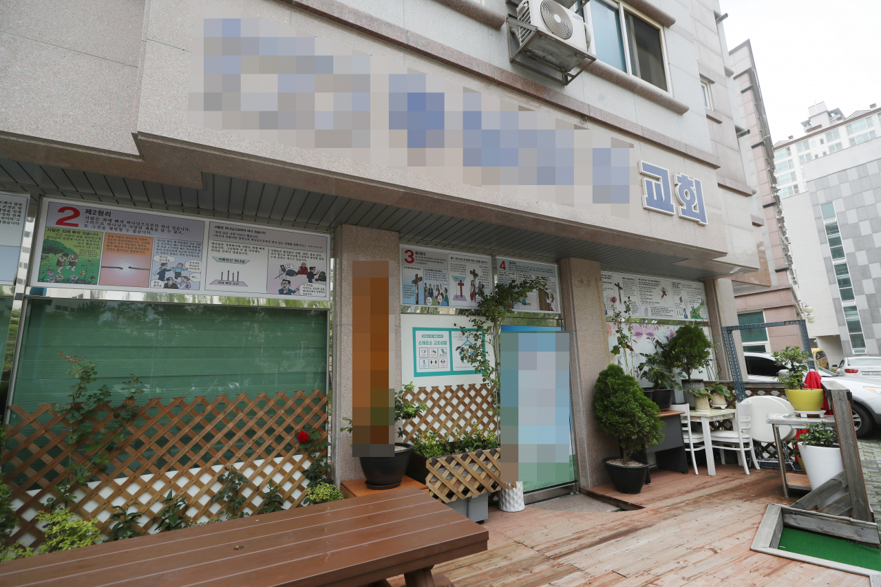 경기 김포 한 장로교회 교인과 목사 등 8명이 잇따라 신종 코로나바이러스 감염증(코로나19) 확진 판정을 받은 가운데 10일 오후 경기도 김포시 해당 교회의 출입문이 굳게 닫혀 있다. [연합]