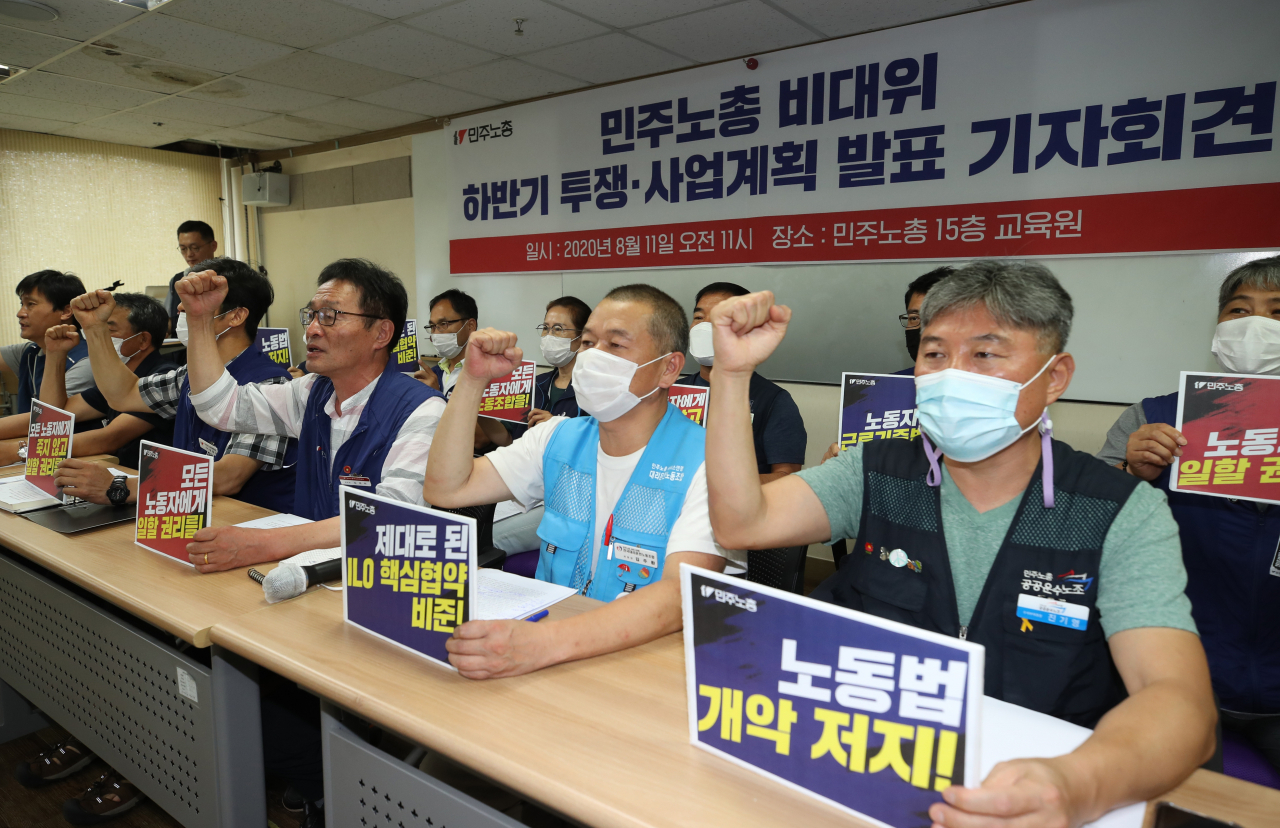11일 오전 서울 중구 민주노총에서 열린 '민주노총 비상대책위원회 하반기 사업, 투쟁계획 발표 기자회견'에서 김재하 민주노총 비대위 위원장 등 참석자들이 구호를 외치고 있다. [연합]