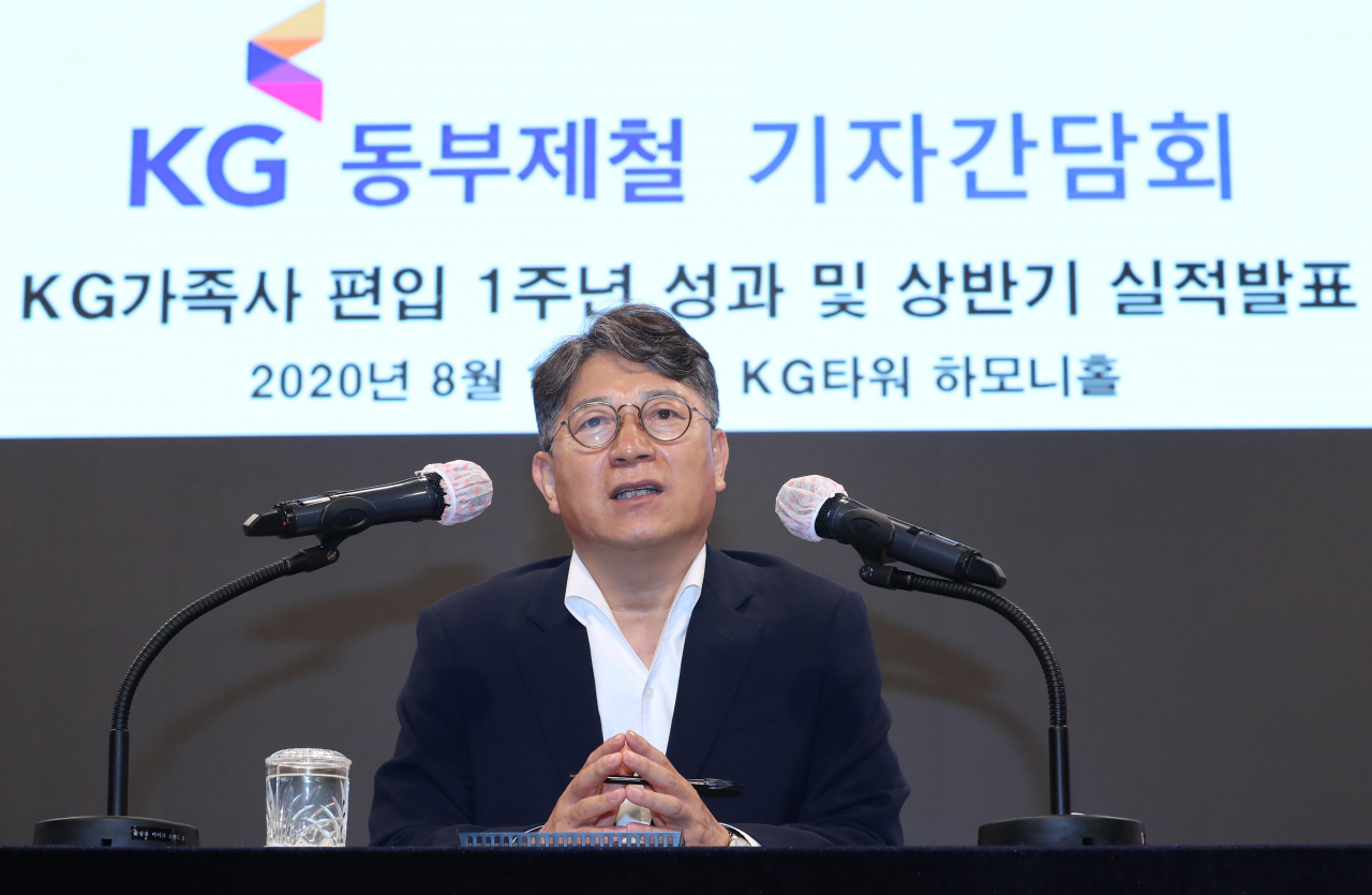 곽재선 KG동부제철 회장이 11일 서울 중구 KG타워에서 열린 기자간담회에서 상반기 실적을 발표하고 있다. [연합뉴스]