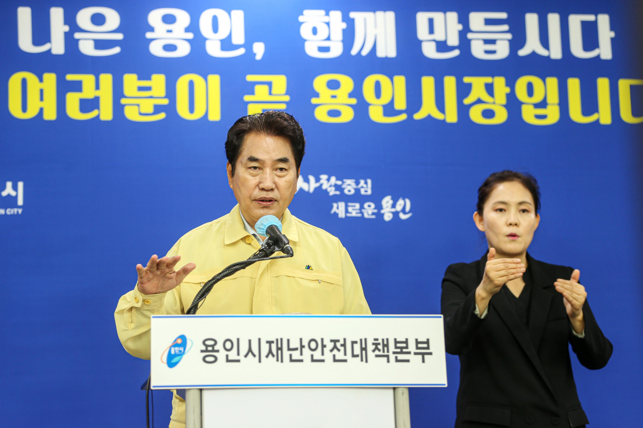 시청 브리핑룸에서 페이스북 라이브 방송을 하고 있는 백군기 용인시장. [용인시 제공]