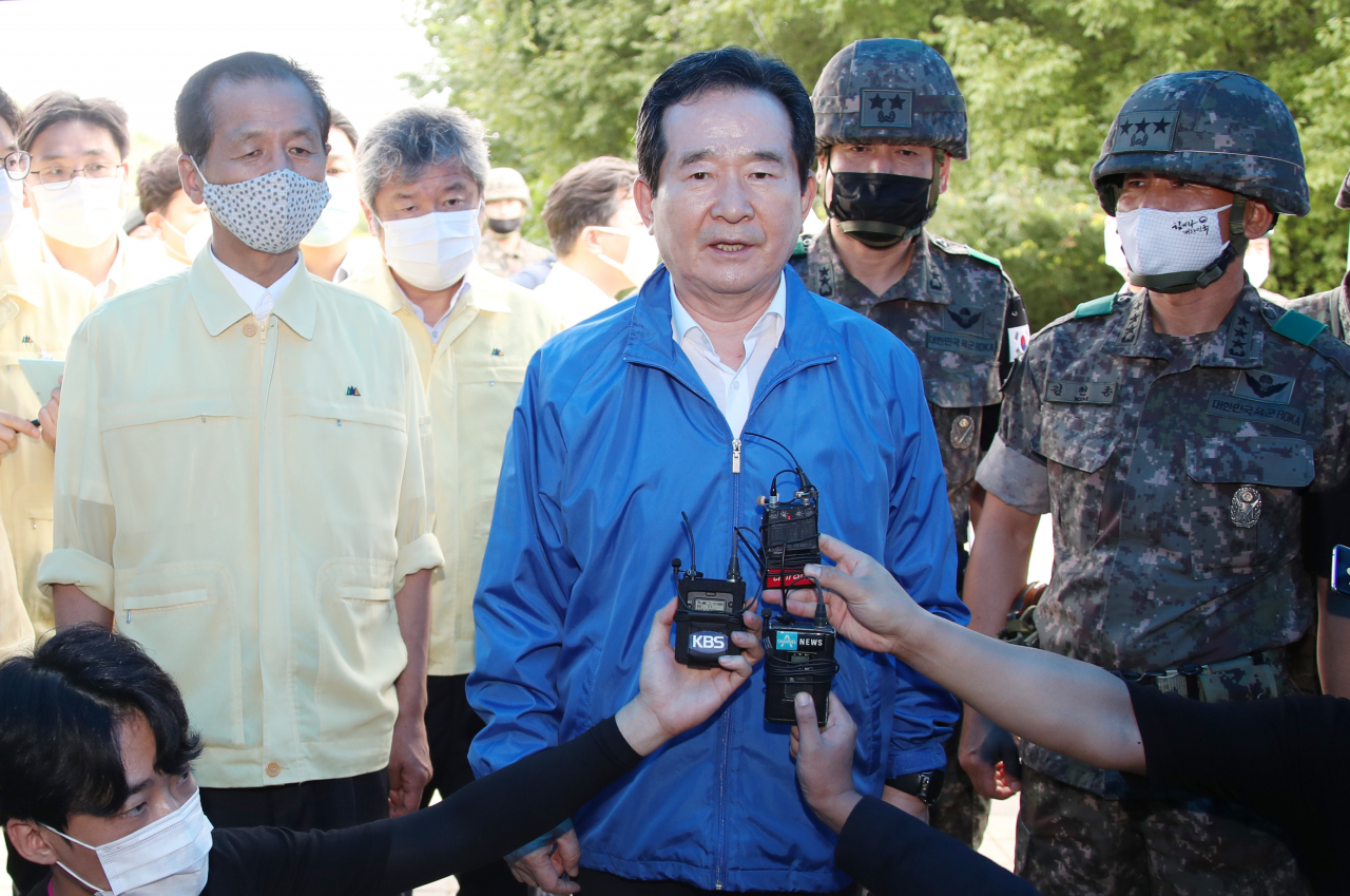 정세균 국무총리가 11일 오후 기록적인 호우로 침수피해를 입은 강원 중부전선 전방부대를 방문해 피해 현황을 보고받으며 발언하고 있다. [연합］
