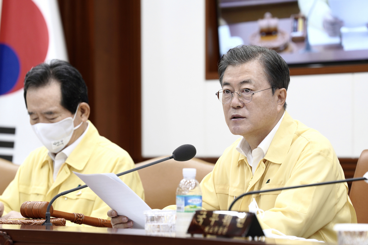 문재인 대통령이 11일 오전 정부서울청사에서 집중호우 긴급점검회의를 주재하고 있다. [연합]