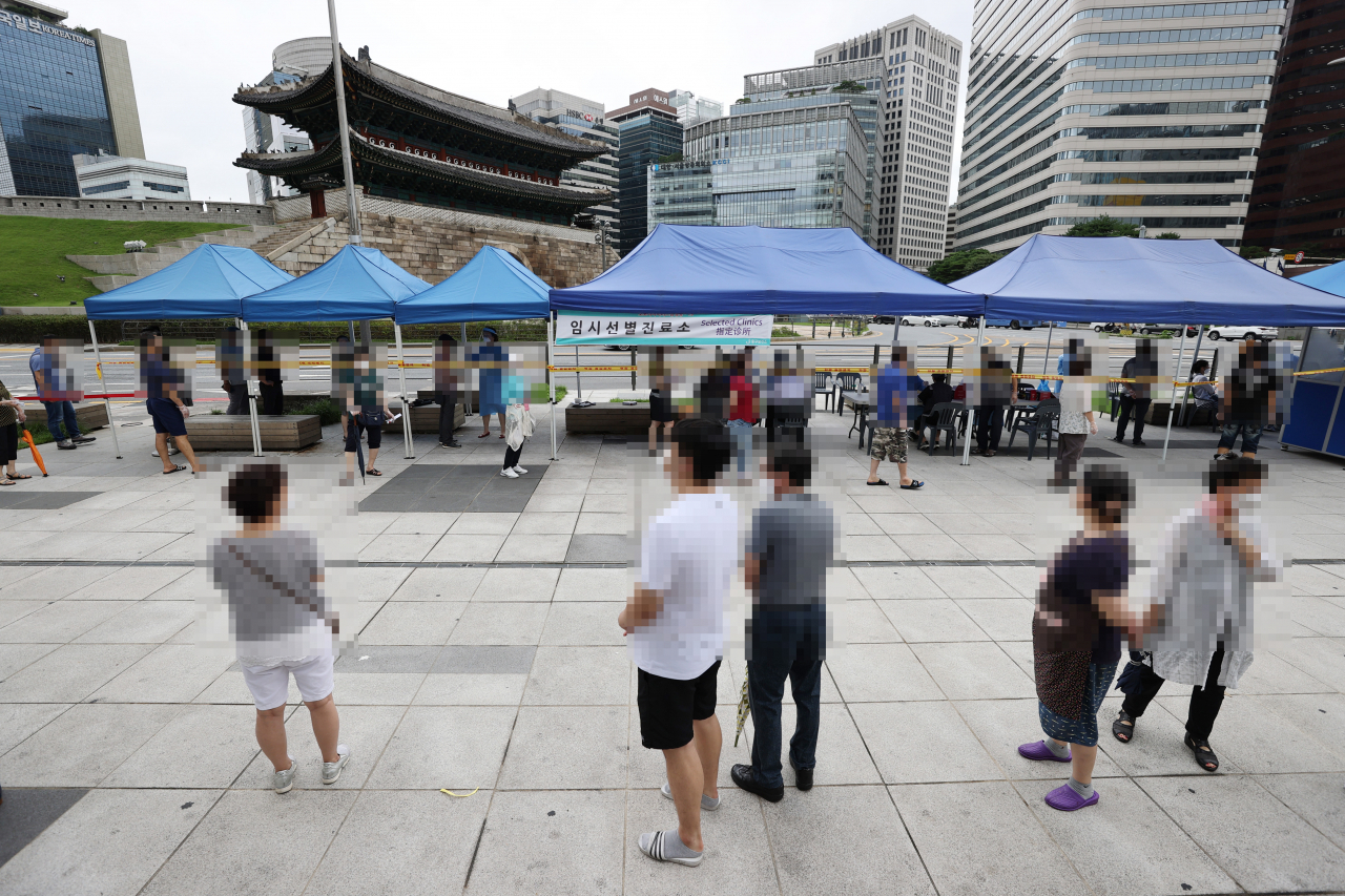 서울 중구 남대문시장 케네디상가에서 발생한 신종 코로나바이러스 감염증(코로나19) 집단감염에 이어 인근 중앙상가에서도 추가 확진자 1명이 나온 가운데 11일 오후 시장에 마련된 임시선별진료소에서 시민들이 검사를 받기 위해 줄을 서고 있다. [연합]