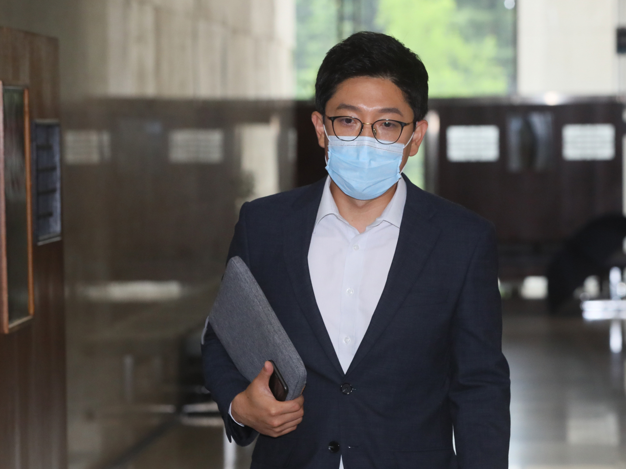 김병민 미래통합당 정강정책 개정특위원장이 11일 국회에서 새 정강정책 개정안을 김종인 비상대책위원장에게 보고하기 위해 이동하고 있다. [연합]
