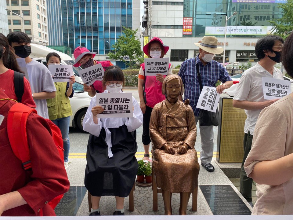 소녀상을지키는부산시민행동이 지난 11일 오후 부산 동구 일본총영사관 인근 소녀상 앞에서 기자회견을 열어 총영사 발언을 규탄하고 있다. 동구 등에 따르면 일본 총영사는 동구청장을 찾아와 "시민단체 점용 허가 요청을 수용한 것은 유감스럽다. 위안부상의 합법화와 고정화를 초래하는 행위"라며 "한일관계를 심각하게 훼손하는 만큼 허가를 취소해달라"고 요청했다. [연합]