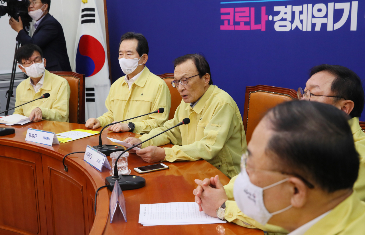 더불어민주당 이해찬 대표가 12일 국회에서 열린 고위당정협의회에서 발언하고 있다. 왼쪽부터 김상조 청와대 정책실장, 정세균 국무총리, 이해찬, 김태년 원내대표, 홍남기 경제부총리. [연합]