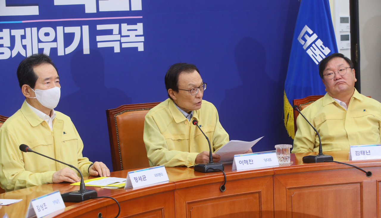더불어민주당 이해찬 대표가 12일 국회에서 열린 고위당정협의회에서 발언하고 있다. 왼쪽부터 정세균 국무총리, 이해찬, 김태년 원내대표. [연합]