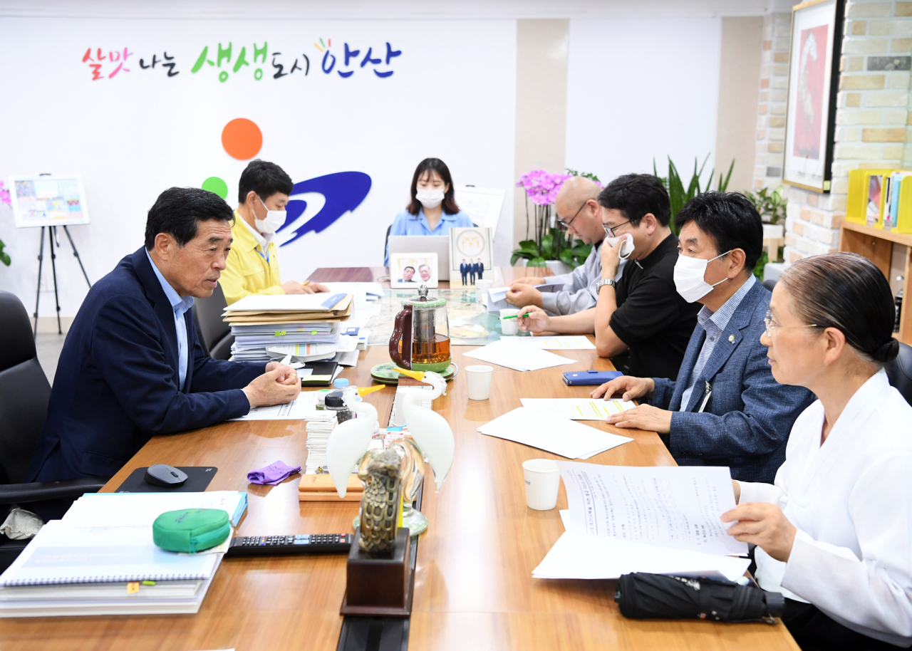 윤화섭 안산시장이 종교계 지도자와의 간담회에서 발언하고 있다. [안산시 제공]