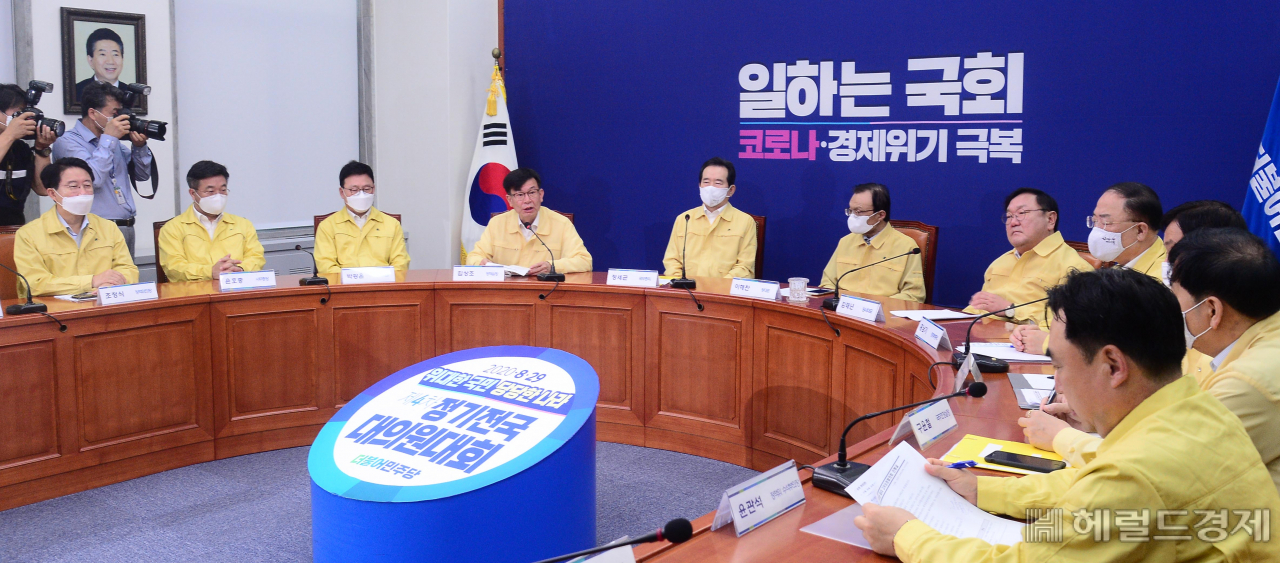 [헤럴드경제=이상섭 기자] 김상조 청와대 정책실장이 12일 서울 여의도 국회에서 열린 고위당정협의회에서 재난지원금 현실화 수준과 4차 추경 편성 등에 관해 발언하고 있다. babtong@heraldcorp.com