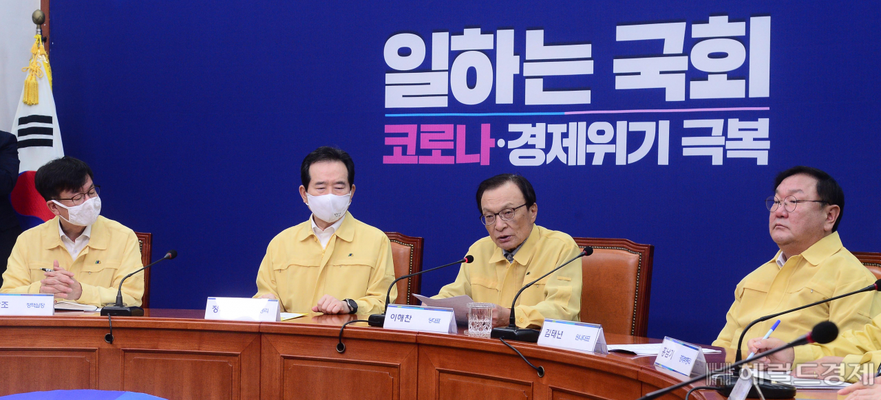 [헤럴드경제=이상섭 기자] 이해찬 더불어민주당 대표가 12일 서울 여의도 국회에서 열린 고위당정협의회에서 재난지원금 현실화 수준과 4차 추경 편성 등에 관해 발언하고 있다. babtong@heraldcorp.com