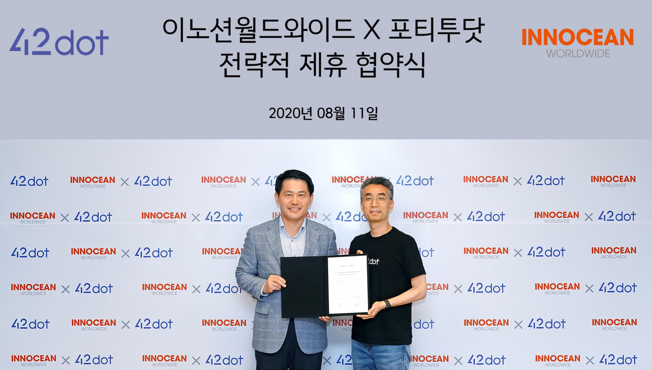 이노션 월드와이드는 지난 11일 서울 강남구 본사에서 자율주행 전문 기업 포티투닷과 ‘자율주행 자동차 서비스 환경에서의 모빌리티 고도화’를 위한 업무협약을 체결했다. 왼쪽부터 이용우 이노션 대표이사와 송창현 포티투닷 대표. [이노션 제공]
