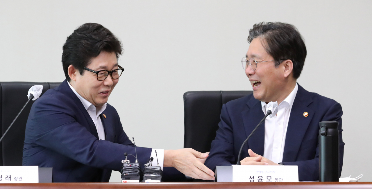 성윤모 산업통상자원부 장관(오른쪽)과 조명래 환경부 장관이 12일 오전 세종시 정부세종청사에서 열린 그린뉴딜 분과반 1차 회의에 참석해 서로 먼저 발언할 것을 권유하고 있다. [연합]