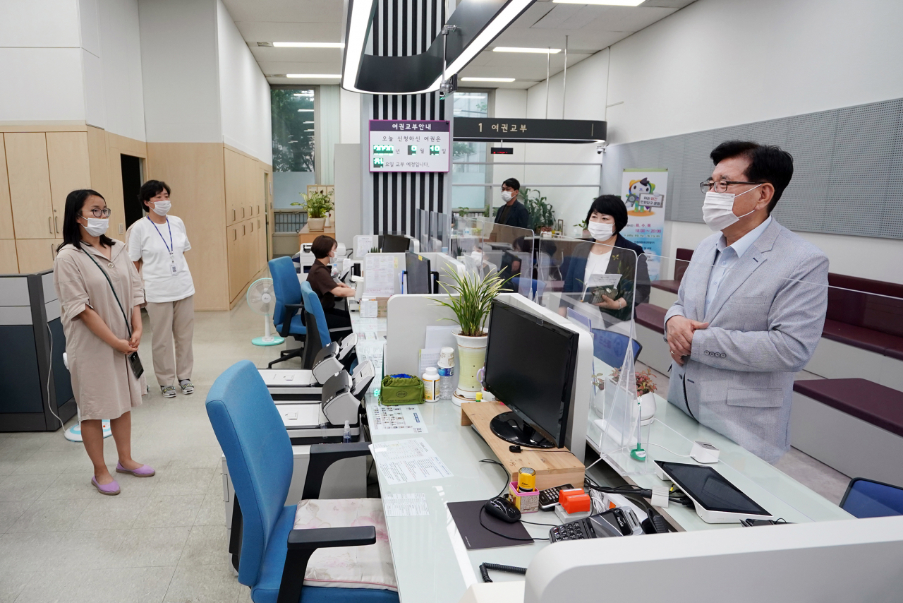 유덕열 동대문구청장이 종합민원실 연장근무자들 격려하기 위해 방문했다. [동대문구 제공]