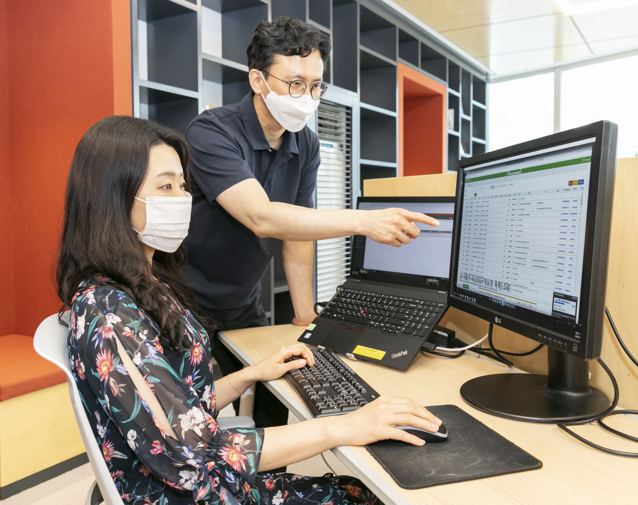 롯데케미칼 직원들이 RPA(Robotic Process Automation) 시스템을 적용해 업무를 진행하고 있다. [롯데케미칼 제공]