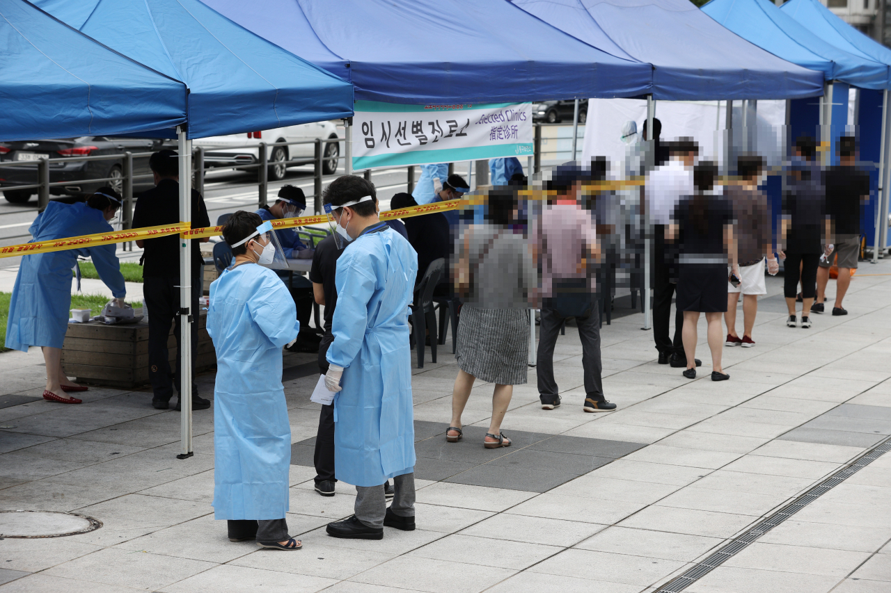 서울 중구 남대문시장 케네디상가에서 발생한 신종 코로나바이러스 감염증(코로나19) 집단감염에 이어 인근 중앙상가에서도 추가 확진자 1명이 나온 가운데 11일 오후 시장에 마련된 임시선별진료소에서 시민들이 검사를 받기 위해 줄을 서고 있다. 연합뉴스