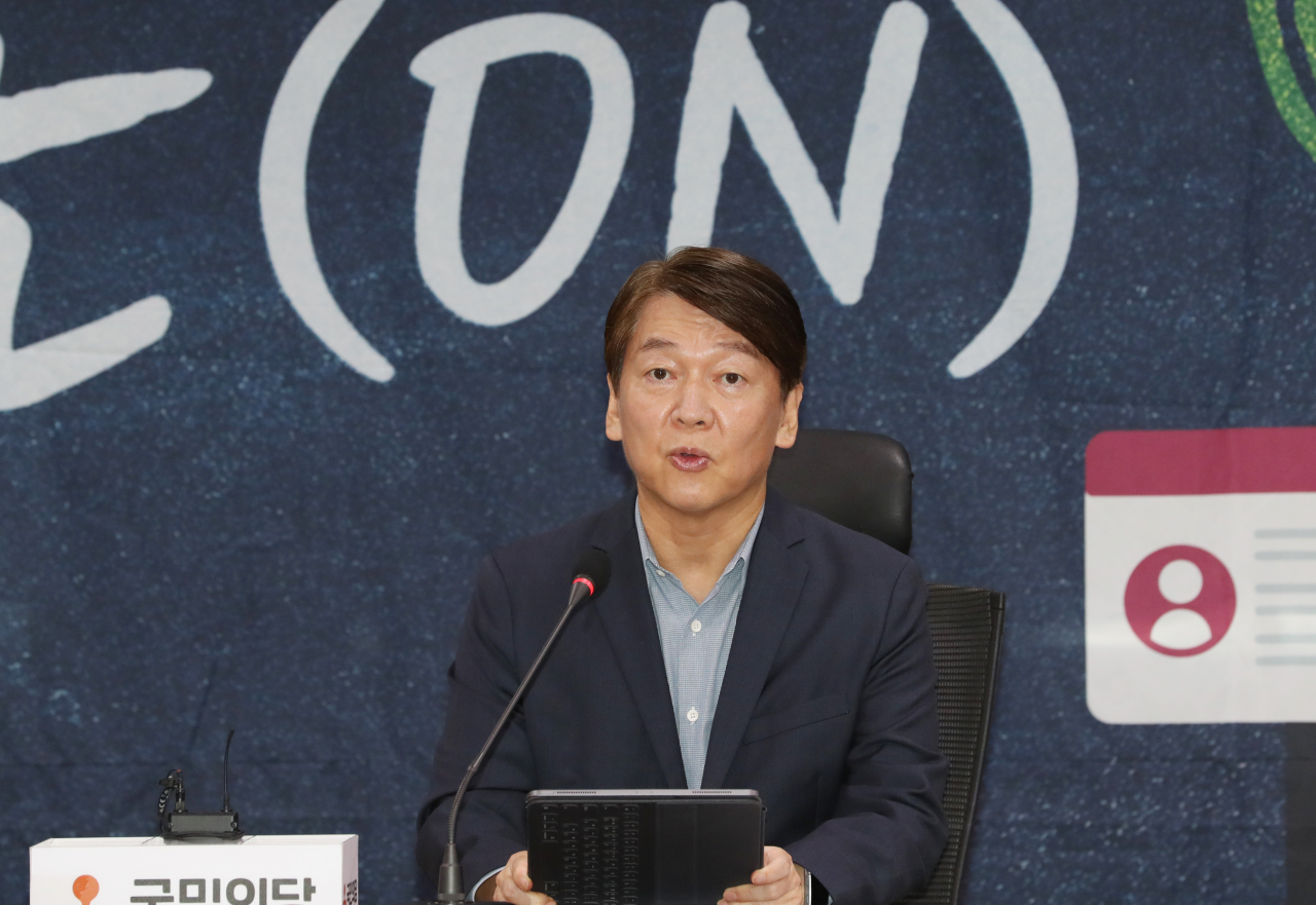 안철수 국민의당 대표가 12일 오전 서울 여의도 국회 의원회관에서 열린 온국민공부방 제8강 '오늘도 3명은 퇴근하지 못했다: OECD 산재사망 1위의 문제점과 대안'에서 인사말을 하고 있다. [연합]