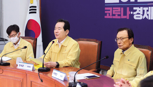 정세균 국무총리가 12일 서울 여의도 국회에서 열린 고위당정협의회에서 재난지원금 현실화와 4차 추경 편성 등에 관해 발언하고 있다. 이상섭 기자