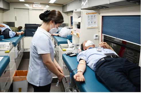 한국철도 본사 직원들이 11일 대전 사옥에서 발열체크와 마스크 착용 등 감염증 예방 수칙을 준수하며 헌혈 캠페인에 동참하고 있다.