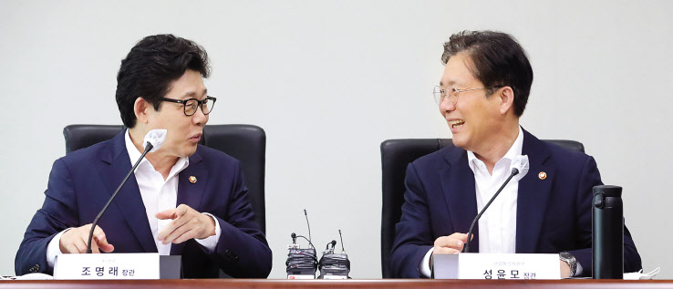 성윤모 산업통상자원부 장관(오른쪽)과 조명래 환경부 장관이 12일 오전 세종시 정부세종청사에서 열린 그린뉴딜 분과반 1차 회의에 참석해 서로 먼저 발언할 것을 권유하고 있다. 분과반은 앞으로 그린뉴딜 성과 창출을 위한 관계부처 컨트롤타워로서 정부 부처는 물론 업계와 지방자치단체와도 긴밀히 소통하는 역할을 수행할 것으로 보인다. [연합]