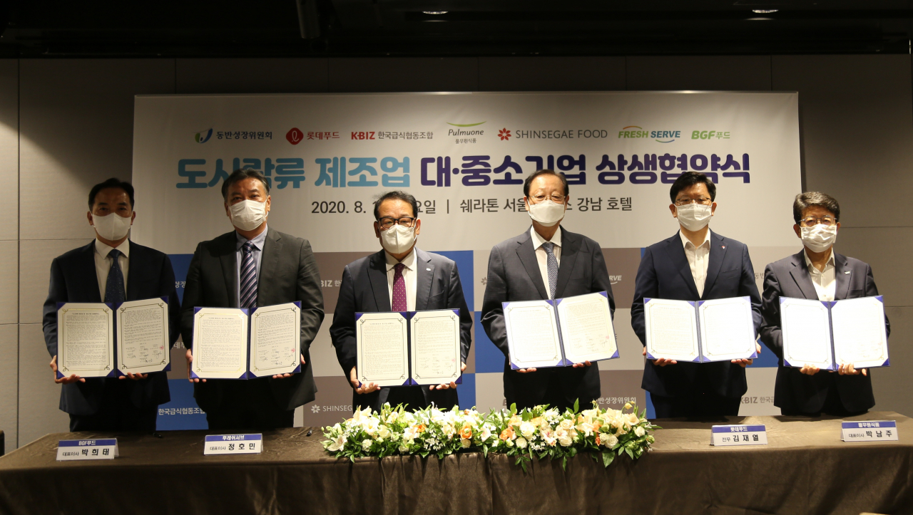 (왼쪽부터) 박희태 BGF푸드 대표, 정호민 후레쉬서브 대표, 김호균 한국급식협동조합 이사장, 권기홍 동반성장위원회 위원장, 조경수 롯데푸드 대표, 박남주 풀무원식품 대표가 12일 상생협약을 체결했다.[동반성장위원회 제공]