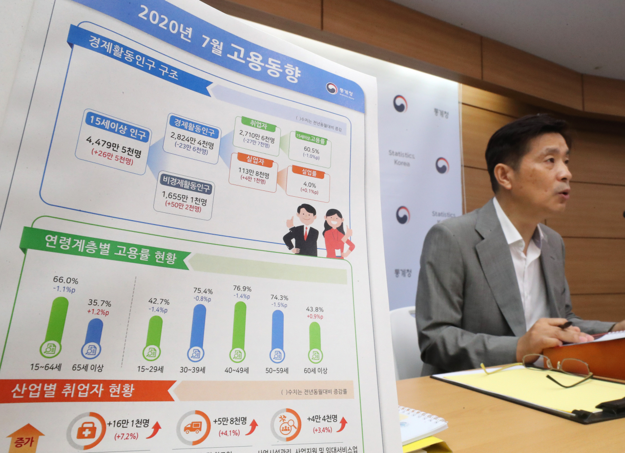 정동명 통계청 사회통계국장이 12일 세종시 정부세종청사에서 2020년 7월 고용동향 브리핑을 하고 있다. [연합]