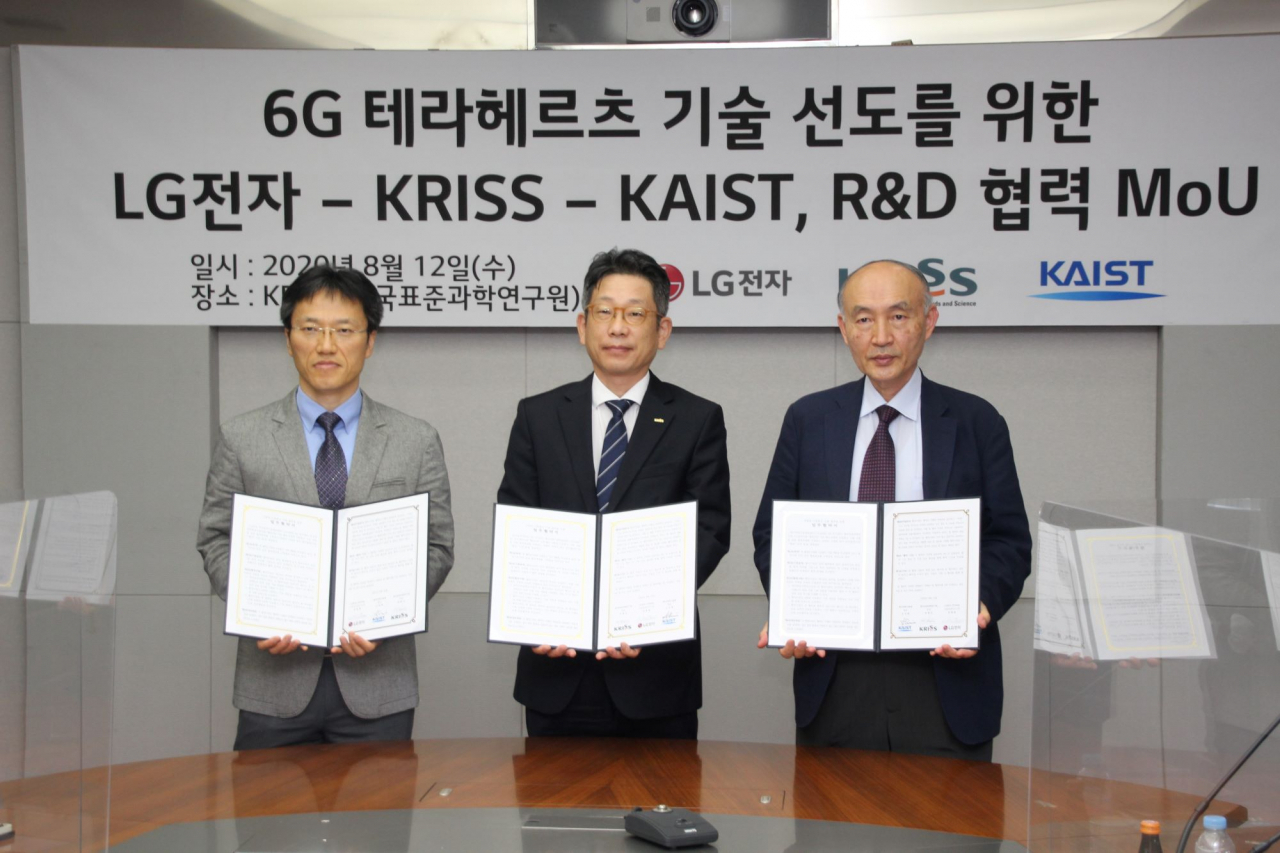 LG전자가 한국표준과학연구원, 한국과학기술원(KAIST)과 함께 차세대 이동통신 기술 개발을 위한 3자 업무협약을 맺었다고 12일 밝혔다. 왼쪽부터 김병훈 LG전자 C&M표준연구소장, 박현민 한국표준과학연구원장, 조동호 한국과학기술원 LG-KAIST 6G 연구센터장 [LG전자 제공]