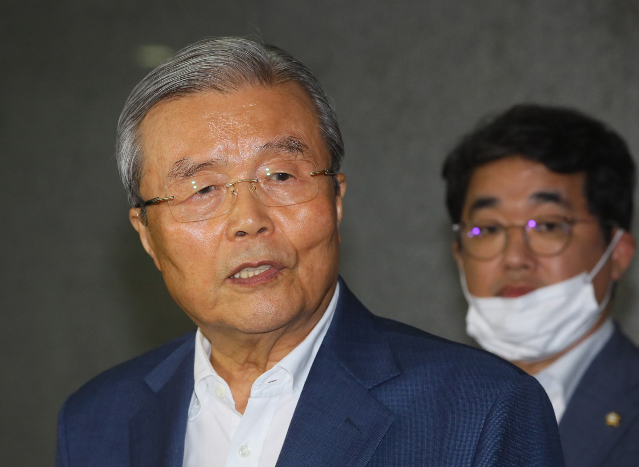 김종인 미래통합당 비상대책위원장이 11일 국회 의원회관에서 부동산·수해 등 현안 관련 질문에 답변하고 있다. [연합]