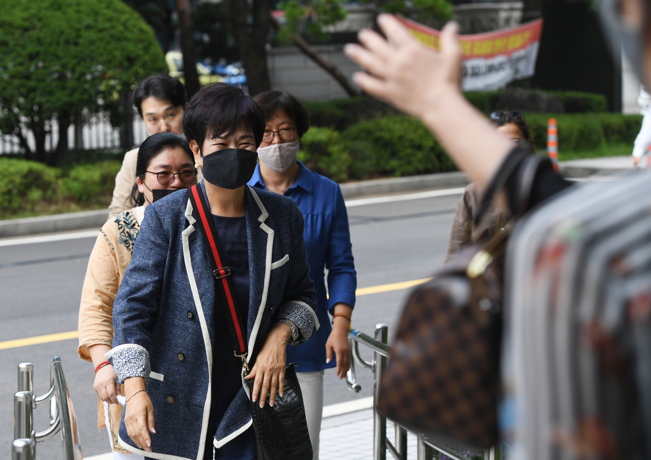 목포의 '도시재생 사업 계획'을 미리 파악한 뒤 차명으로 부동산을 매입한 혐의로 재판을 받아 온 손혜원 전 의원이 12일 남부지법에서 열리는 1심 선고 공판에 출석하고 있다. [연합]