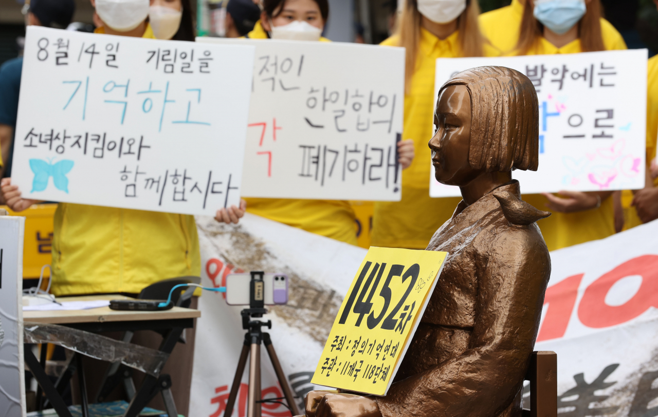 12일 오후 서울 종로구 옛 일본대사관 앞에서 열린 제8차 세계 일본군 ‘위안부’ 기림일 맞이 세계연대집회 기자회견 및 1452차 일본군성노예제 문제해결을 위한 정기수요시위에서 소녀상이 자리를 지키고 있다. [연합]