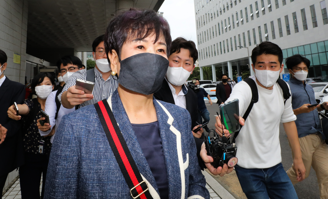 목포의 '도시재생 사업 계획'을 미리 파악한 뒤 차명으로 부동산을 매입한 혐의로 재판을 받아 온 손혜원 전 의원이 12일 남부지법에서 열리는 1심 선고 공판을 마친 뒤 법원 청사를 나서고 있다. 법원은 손 전 의원에게 징역 1년 6개월을 선고했다.[연합]