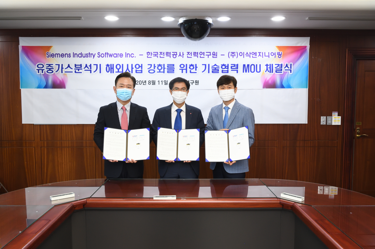 한전 전력연구원은 지멘스인더스트리와 이삭엔지니어링과 차세대 변압기 점검기술 개발을 위한 협약을 체결했다. 왼쪽부터 오병준 지멘스인더스트리 대표, 김숙철 한전 전력연구원장, 김창수 이삭엔지니어링 대표.[한전 전력연구원 제공]