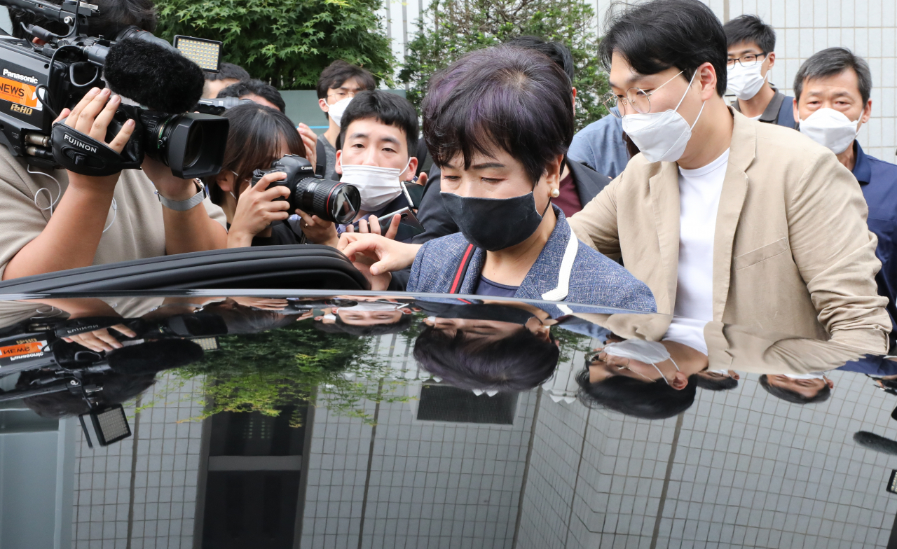 전남 목포시의 ‘도시재생 사업 계획’을 미리 파악한 뒤 차명으로 부동산을 매입한 혐의로 재판을 받아 온 손혜원(가운데) 전 열린민주당 의원이 12일 서울남부지법에서 열린 1심 선고 공판을 마친 뒤 법원 청사를 나서고 있다. 법원은 이날 손 전 의원에게 징역 1년 6개월을 선고했다. [연합]
