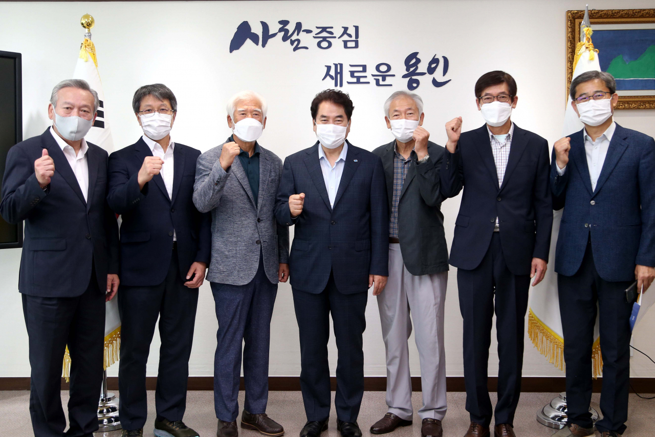 백군기 시장이 독립운동가 홍재설 선생의 후손과 만나 기념촬영을 하고 있다. [용인시 제공]