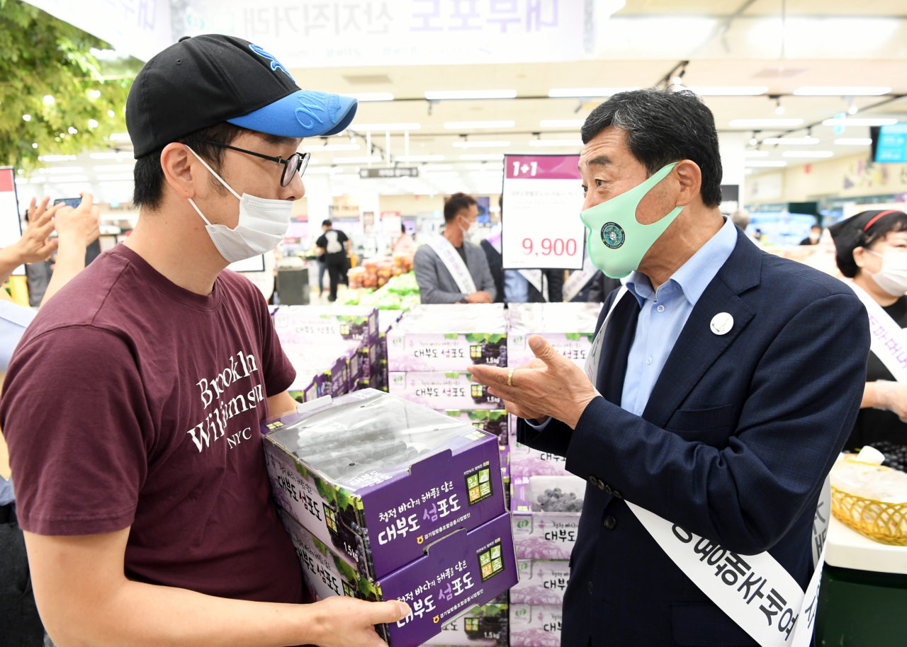 윤화섭 안산시장이 포도재배 농가 돕기 위해 할인행사에 참석했다. [안산시 제공]