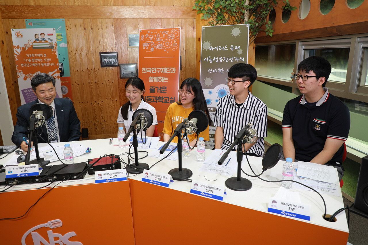 제3회 이동과학교실 멘토링 강연 현장. 왼쪽부터 김희수 생명과학단장(한국연구재단), 김서진(대전만년고 2학년), 구민경(대전과학고 3학년), 전현탁(대전과학고 3학년), 최준(서대전고 1학년).[한국연구재단 제공]