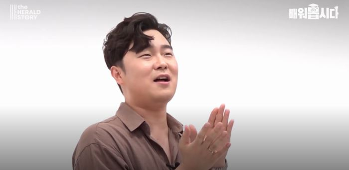 소리꾼 고영열에게 헤럴드경제 두 기자가 '진도아리랑'을 배우는 시간을 가졌다.