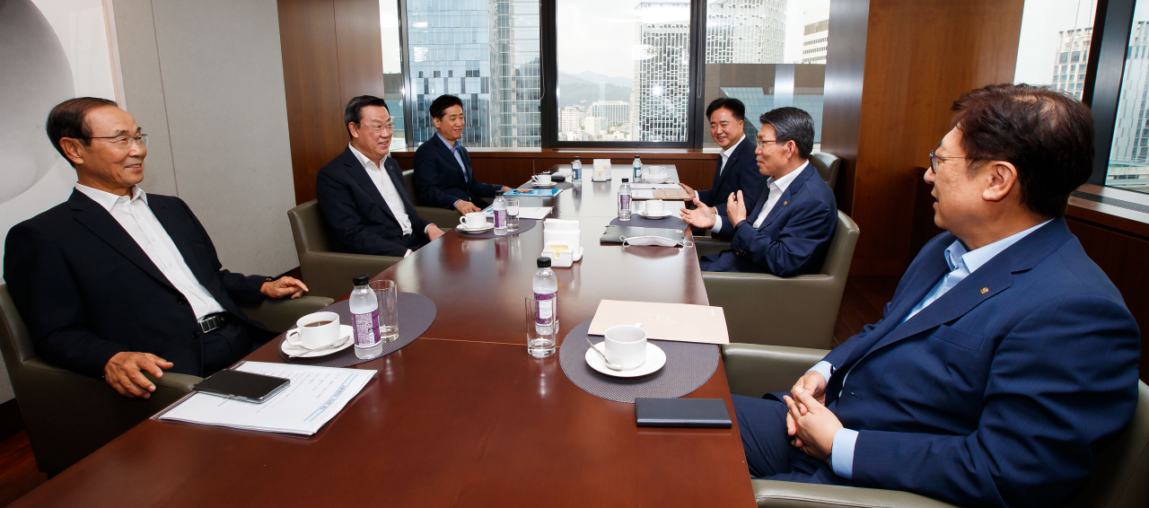 은성수 금융위원장은 12일 서울 중구 은행연합회에서 금융협회장들과 간담회를 진행했다. (왼쪽부터 시계방향으로) 김용덕 손해보험협회장, 김태영 은행연합회장, 김주현 여신금융협회장, 신용길 생명보험협회장, 은성수 금융위원장, 박재식 저축은행중앙회장 [금융위원회 제공]