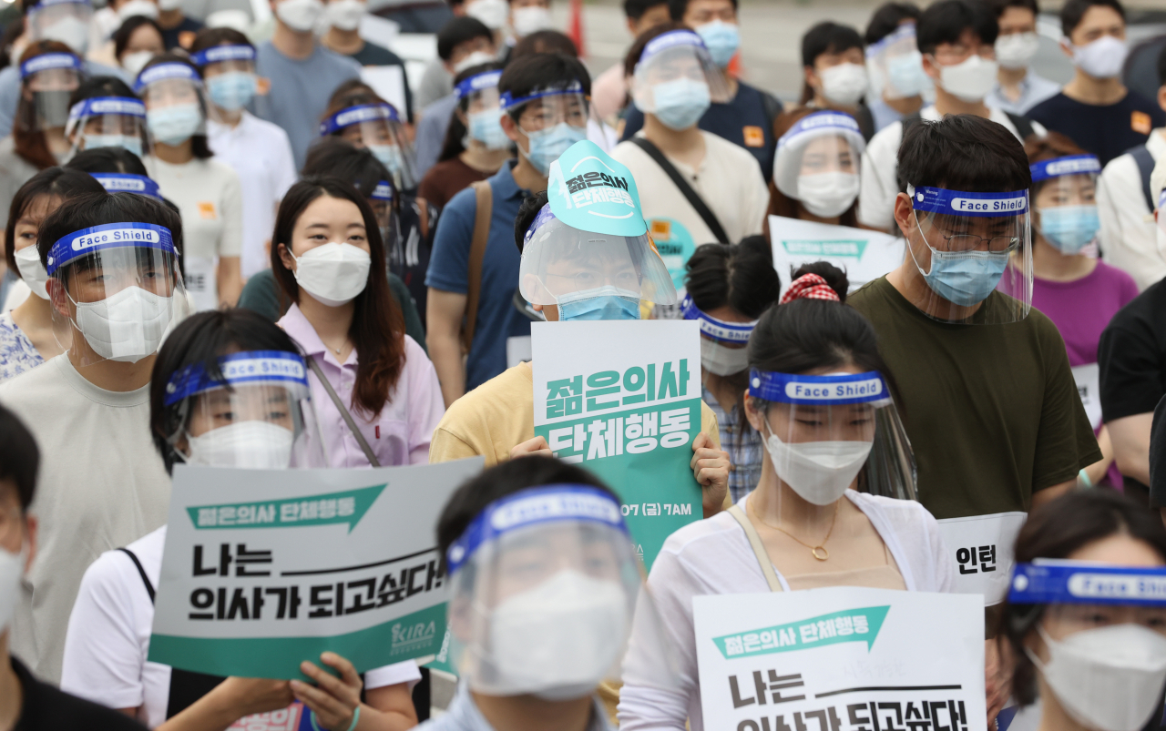 이달 7일 오후 서울 여의도공원 입구에서 대한전공의협의회 관계 학생들이 정부의 의사 정원 확대안에 대해 반대하며 단체행동을 하고 있다. [연합]