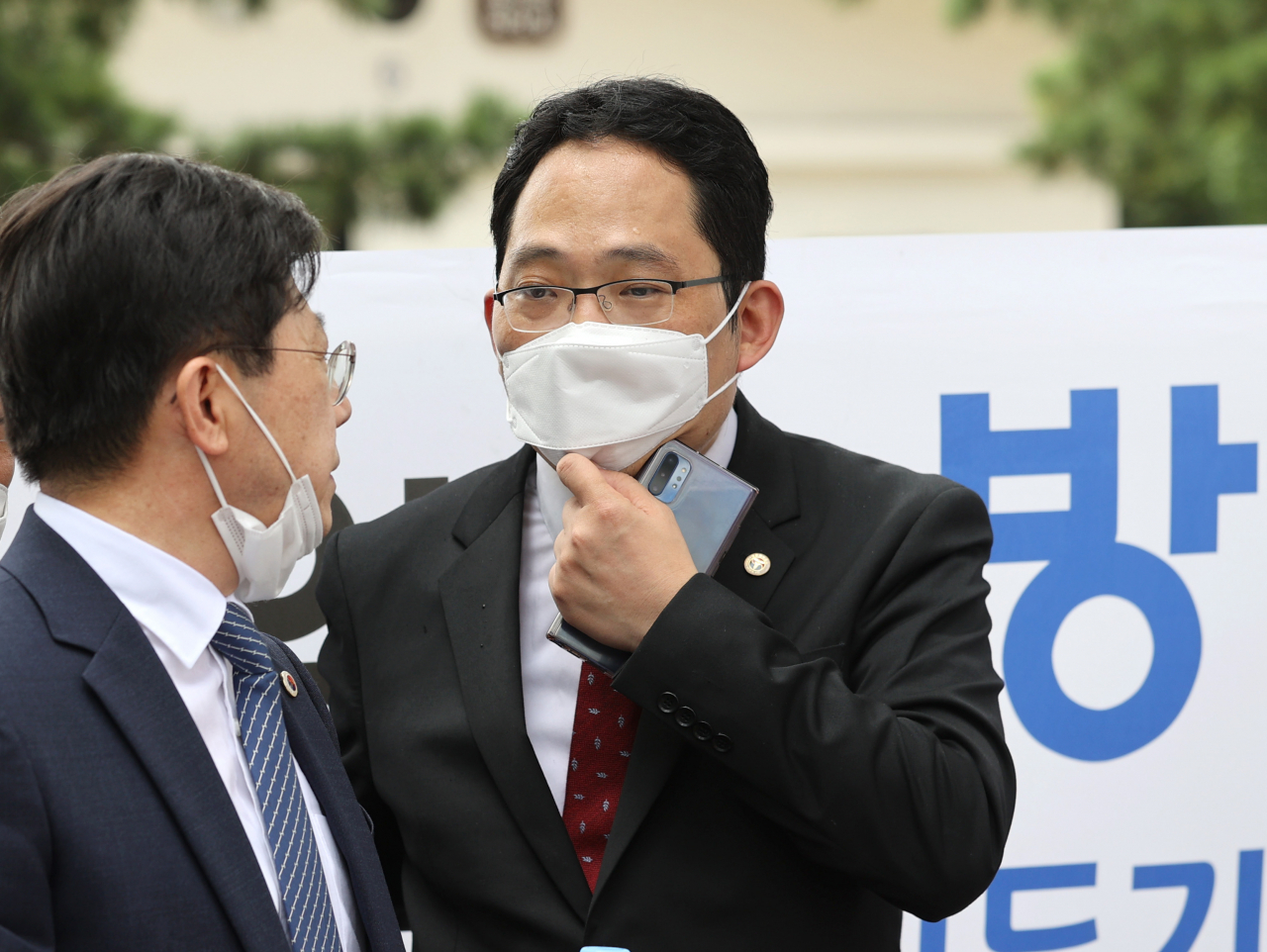 최대집 대한의사협회장이 7일 오후 서울 여의도공원 입구에서 열린 대한전공의협의회 의사 정원 확대안 반대 단체행동에 참석하고 있다. [연합]