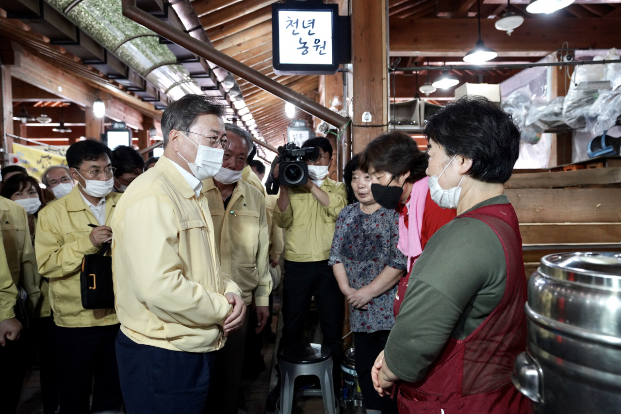문재인 대통령이 12일 오후 경남 하동군 화개면 화개장터를 방문, 집중호우 피해 현장을 둘러보며 상인들과 대화하고 있다. [연합]