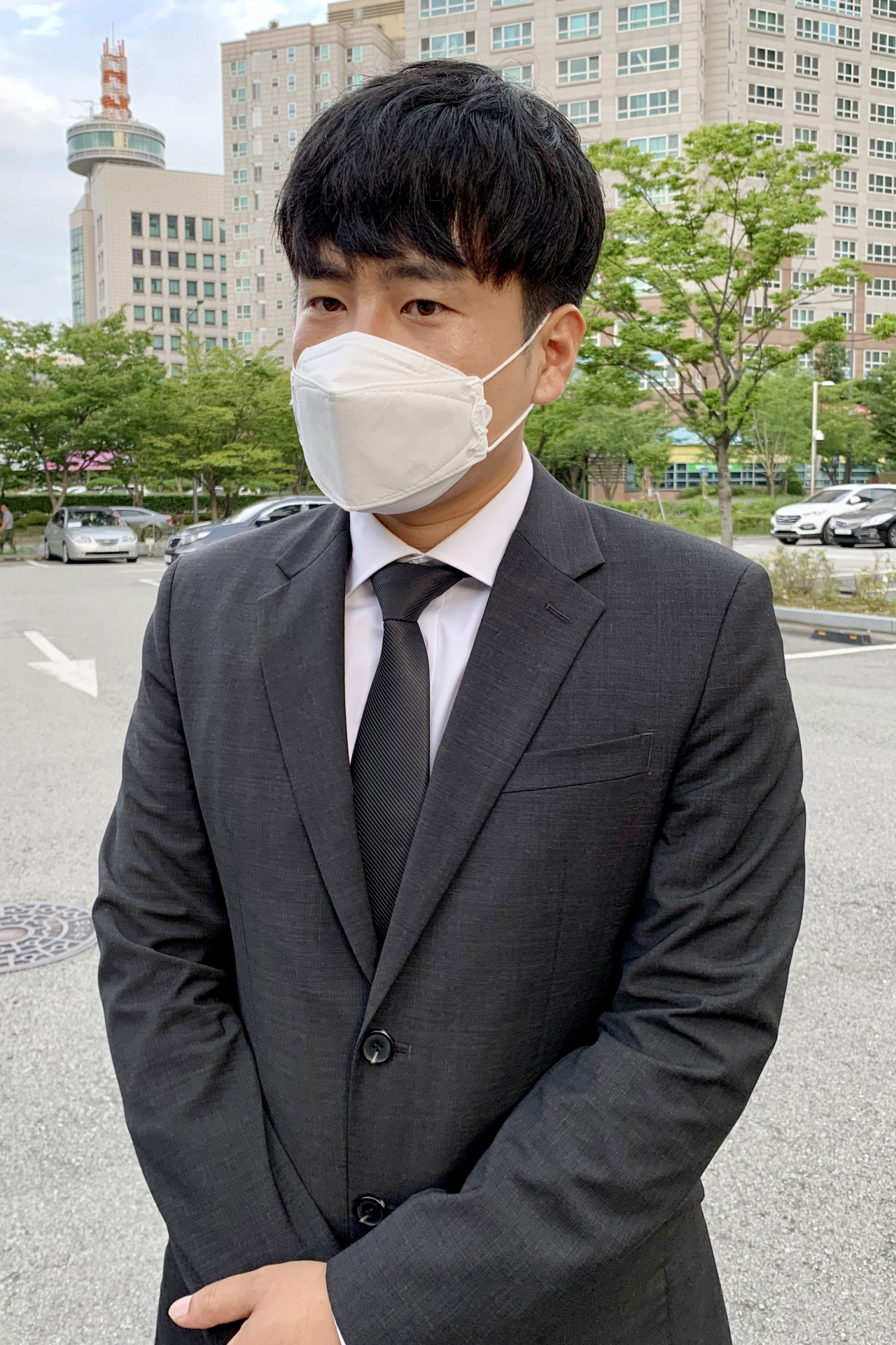 고(故) 구하라씨의 친오빠 구호인씨가 12일 오후 광주가정법원에서 열린 친모를 상대로 낸 상속재산 분할 심판청구 소송 심문기일에 참석한 뒤 취재진과 만나 발언하고 있다. 걸그룹 카라의 멤버였던 구하라씨는 지난해 11월 세상을 떠났고, 유족이 친모가 부양 의무를 다하지 않았다며 상속 관련 소송을 제기했다. 연합뉴스