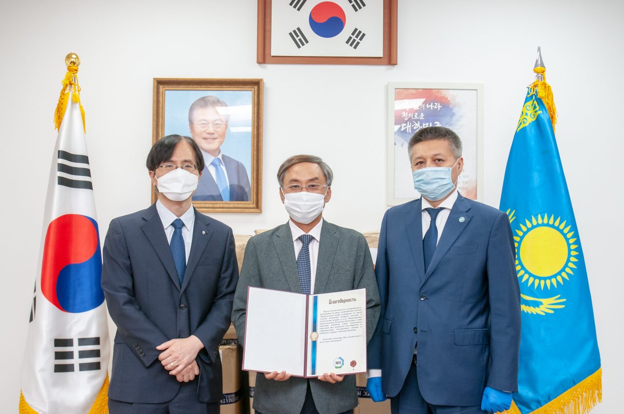 한국관광공사(사장 안영배)는 카자흐스탄의 코로나19 조기극복을 위해 카자흐스탄 보건부 산하의 국립검사센터(National Expertise Center)에 약 3000만원 상당의 의료용 방역복 1000벌을 무상 기증했다. 왼쪽부터 성필상 한국관광공사 알마티지사장, 김흥수 주알마티 대한민국 총영사, 알타이 아만바예프 국립검사센터 알마티지사장