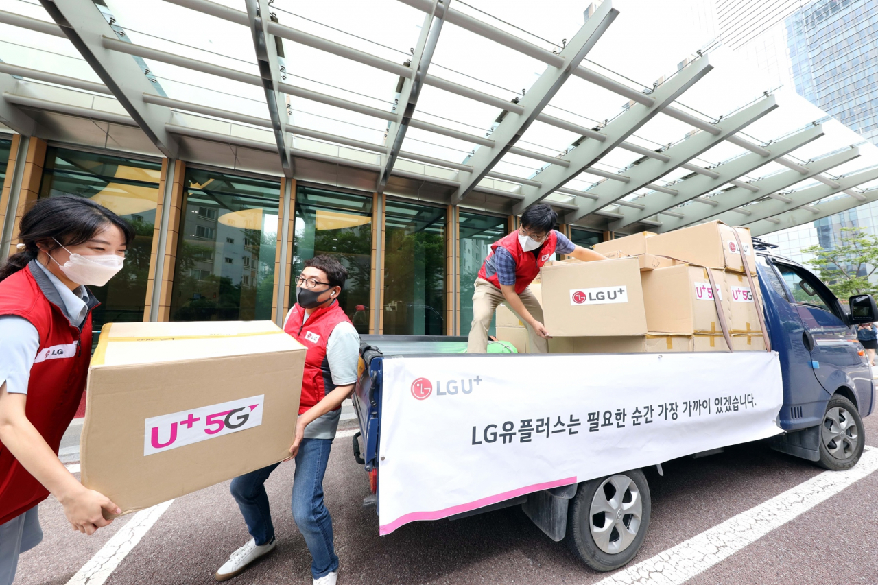 LG유플러스 직원이 위생용품과 스마트폰 보조배터리로 구성된 구호물품 키트 약 300개를 집중호우로 인한 피해 지역에 전달하기 위해 운송 트럭에 싣고 있다. [LG유플러스 제공]