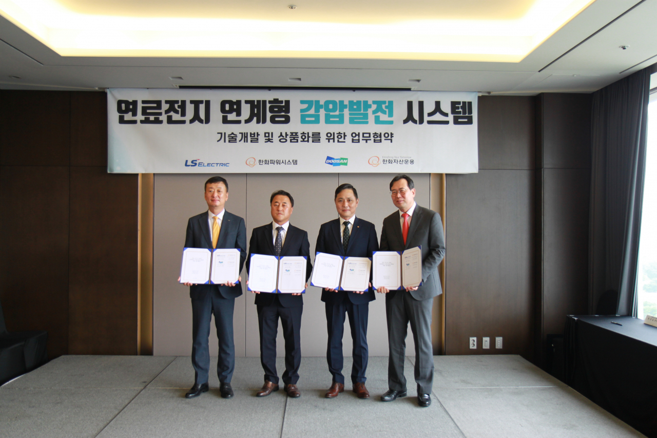 한화파워시스템과 LS일렉트릭, 두산퓨얼셀은 12일 서울 중구 더 플라자호텔에서 열린 감압발전 시스템 상품화를 위한 업무협약을 체결했다. 왼쪽부터 황원일 LS일렉트릭 사업부장, 이승준 두산퓨얼셀 본부장, 손영창 한화파워시스템 사업담당, 허경일 한화자산운용 본부장. [한화파워시스템 제공]