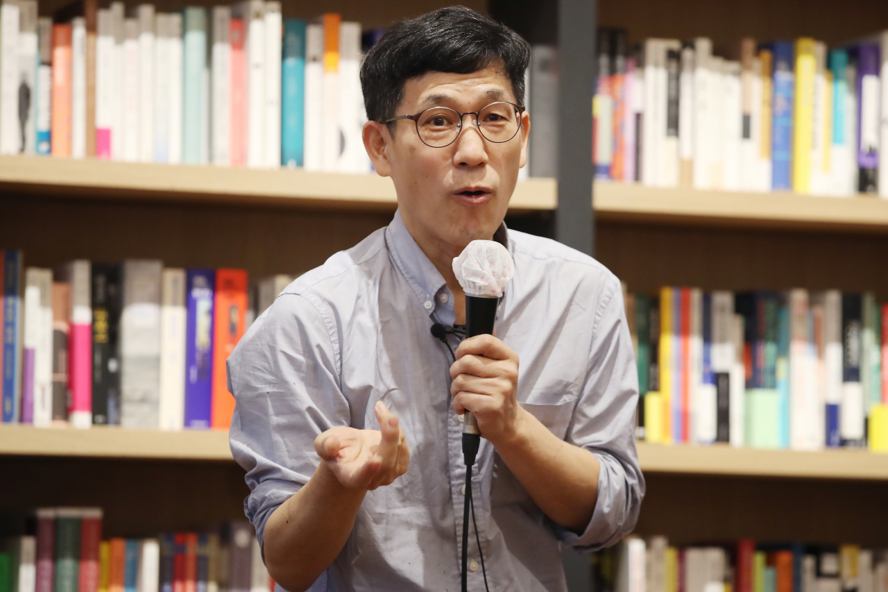 진중권 전 동양대 교수가 지난 2일 오후 서울 강남구 최인아 책방에서 열린 경제사회연구원 세미나에서 '한국사회를 말한다 : 이념·세대·문화의 미래'를 주제로 강연을 하고 있다. [연합]
