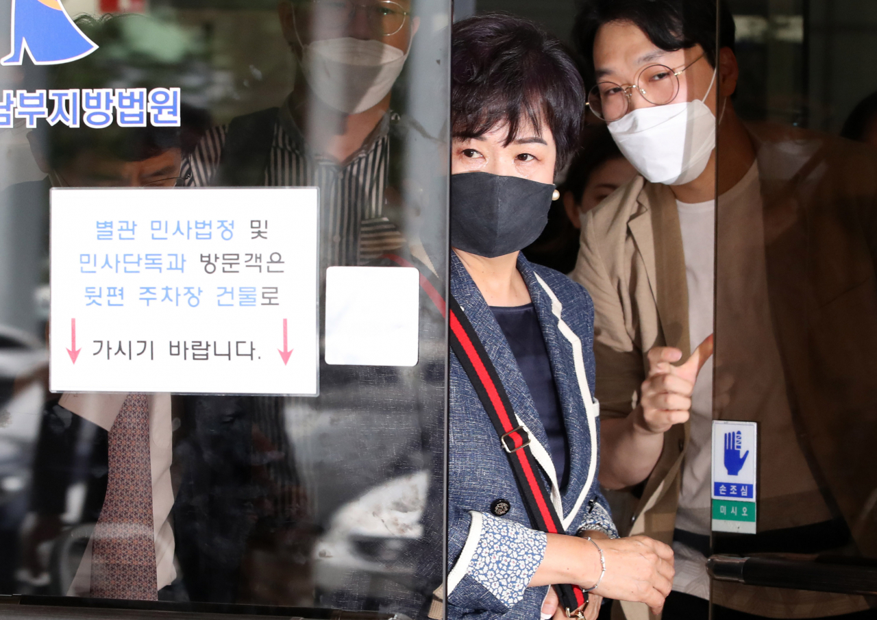 목포의 '도시재생 사업 계획'을 미리 파악한 뒤 차명으로 부동산을 매입한 혐의로 재판을 받아 온 손혜원 전 의원이 12일 남부지법에서 열리는 1심 선고 공판을 마친 뒤 법원 청사를 나서고 있다. [연합]