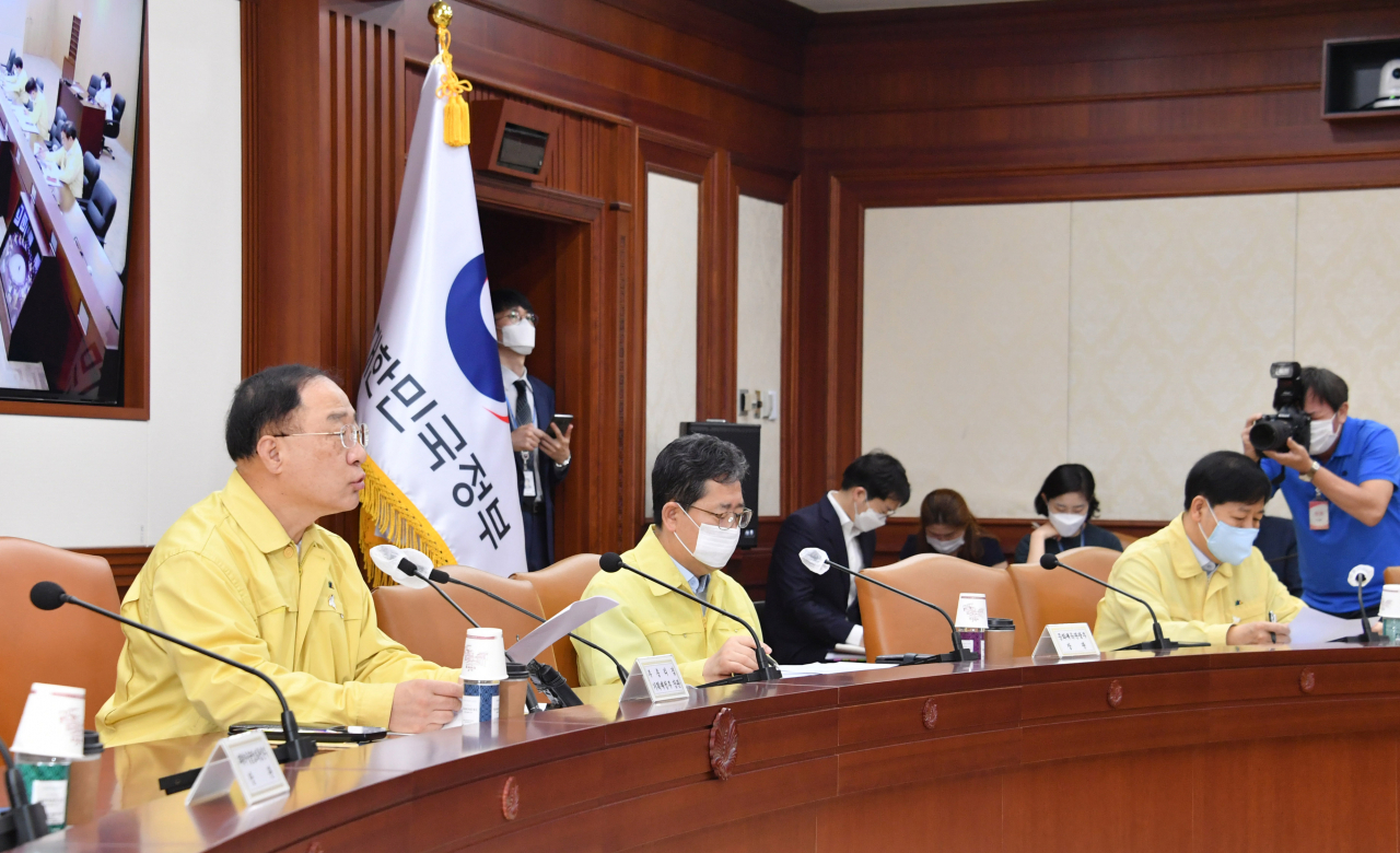 홍남기 부총리 겸 기획재정부 장관이 13일 오전 서울 광화문 정부서울청사에서 ‘제13차 비상경제 중앙대책본부 회의’를 주재하고 있다. 이날 회의에서는 K-서비스 해외진출 및 신직업 활성화 방안, 농축수산물 가격 안정 방안 등이 논의됐다. [기획재정부 제공]